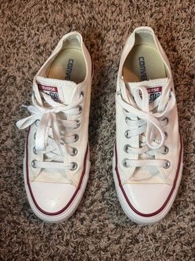 Converse Low Top Sneakers in White with Maroon Trim